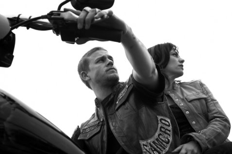 SONS OF ANARCHY: L-R: Charlie Hunnam and Maggie Siff. Cr: James Minchin III / FX